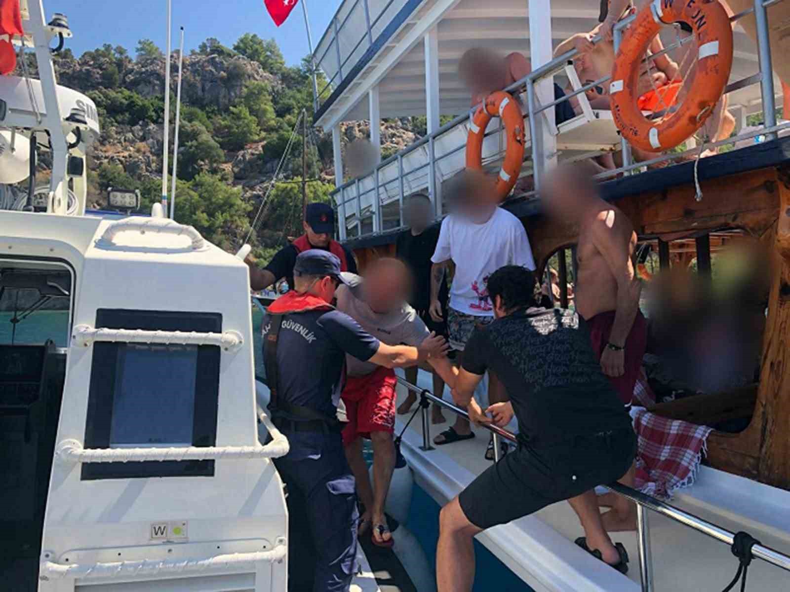 Muğla’nın Marmaris ilçesi açıklarında seyreden iki ayrı gezi teknesinden 2