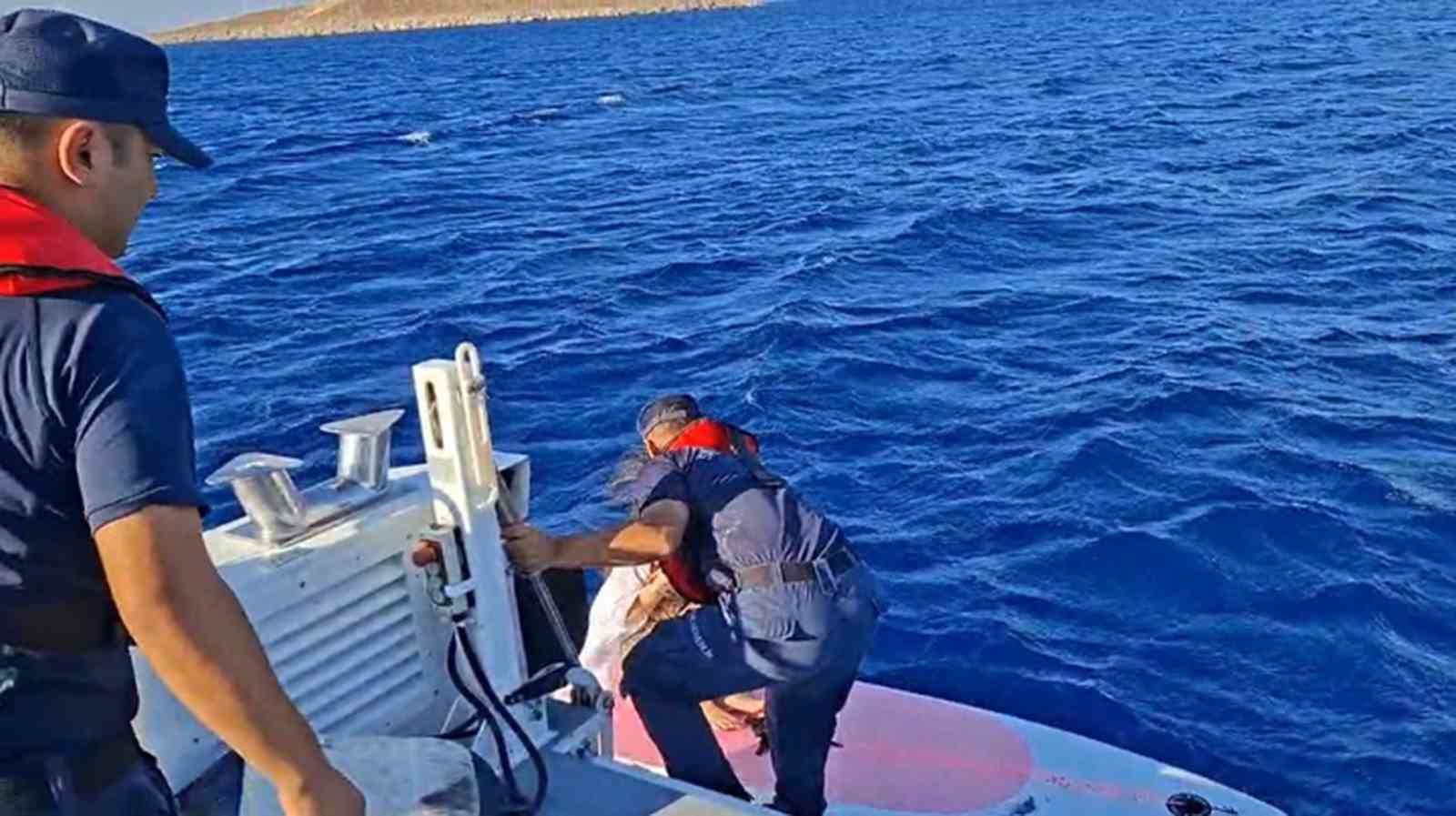 Muğla’nın Datça ilçesi Palamutbükü açıklarında sörf ile denize açılan iki
