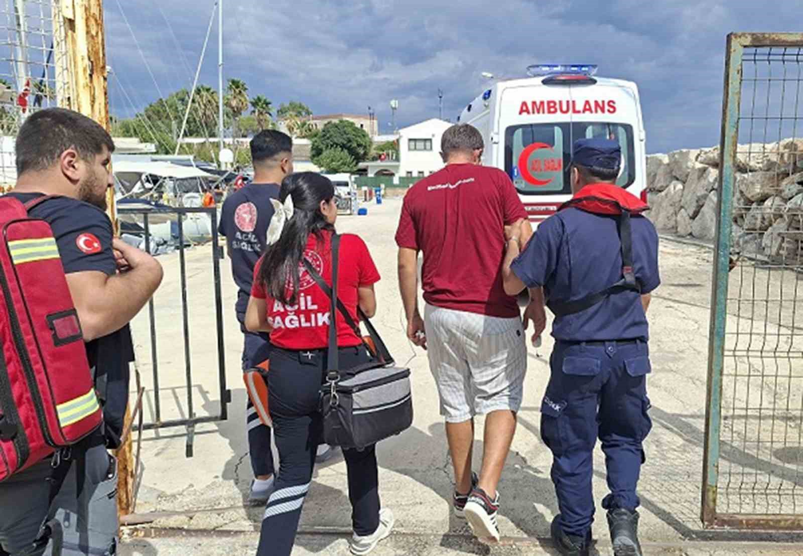 Muğla’nın Datça ilçesi açıklarında seyreden gezi teknesinde rahatsızlanan vatandaş Sahil