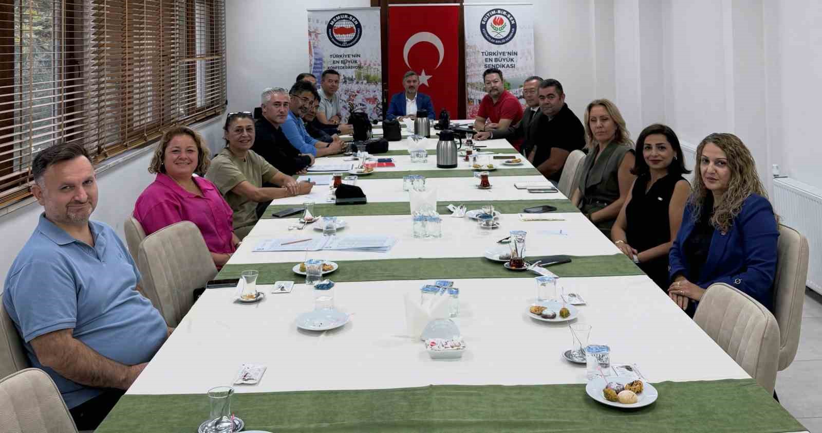Eğitim-Bir-Sen Muğla Şube Başkanı Önder Uçak, Menteşe ilçesinde delege adaylarıyla