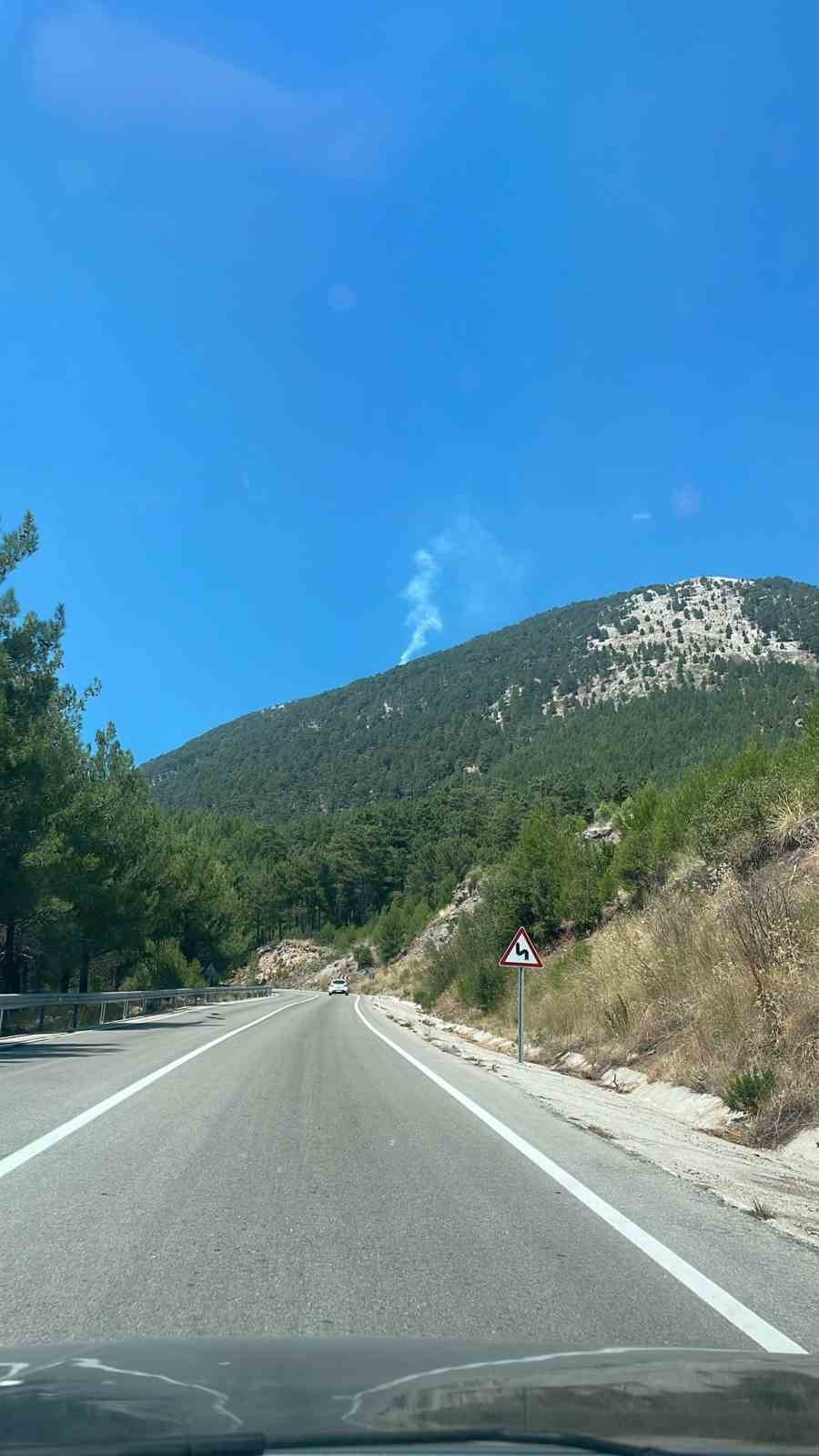 Muğla’nın Fethiye ilçesinde çıkan orman yangını ekiplerin yoğun müdahalesi ile