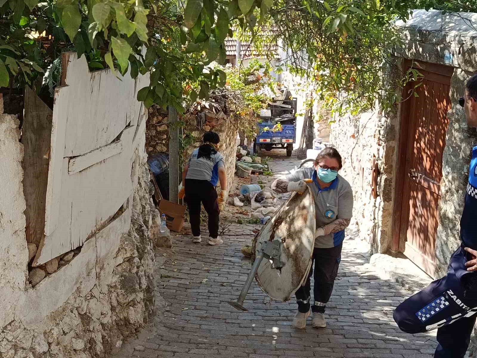 Muğla’nın Datça ilçesinde çevreye kötü kokular yaydığı ve haşere oluşumuna