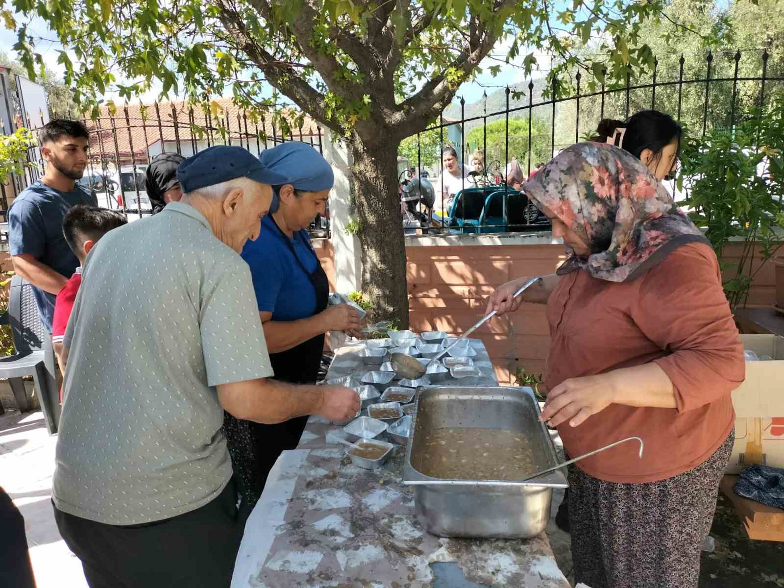 Muğla’nın Köyceğiz ilçesi Toparlar Mahallesi’nde 26’ncı geleneksel aşure etkinliği yoğun