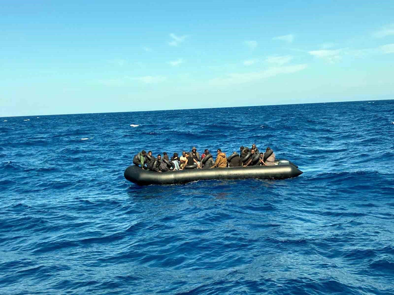 Muğla’nın Dalaman ilçesi açıklarında hareket halindeki lastik bot içinde üçü