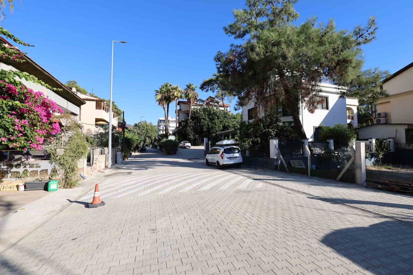 Marmaris Belediyesi, ilçe genelindeki yol, altyapı ve üstyapı çalışmalarını sürdürüyor.