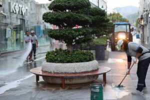 Marmaris Belediyesi Temizlik İşleri ekipleri, ilçenin en yoğun kullanılan noktalarından