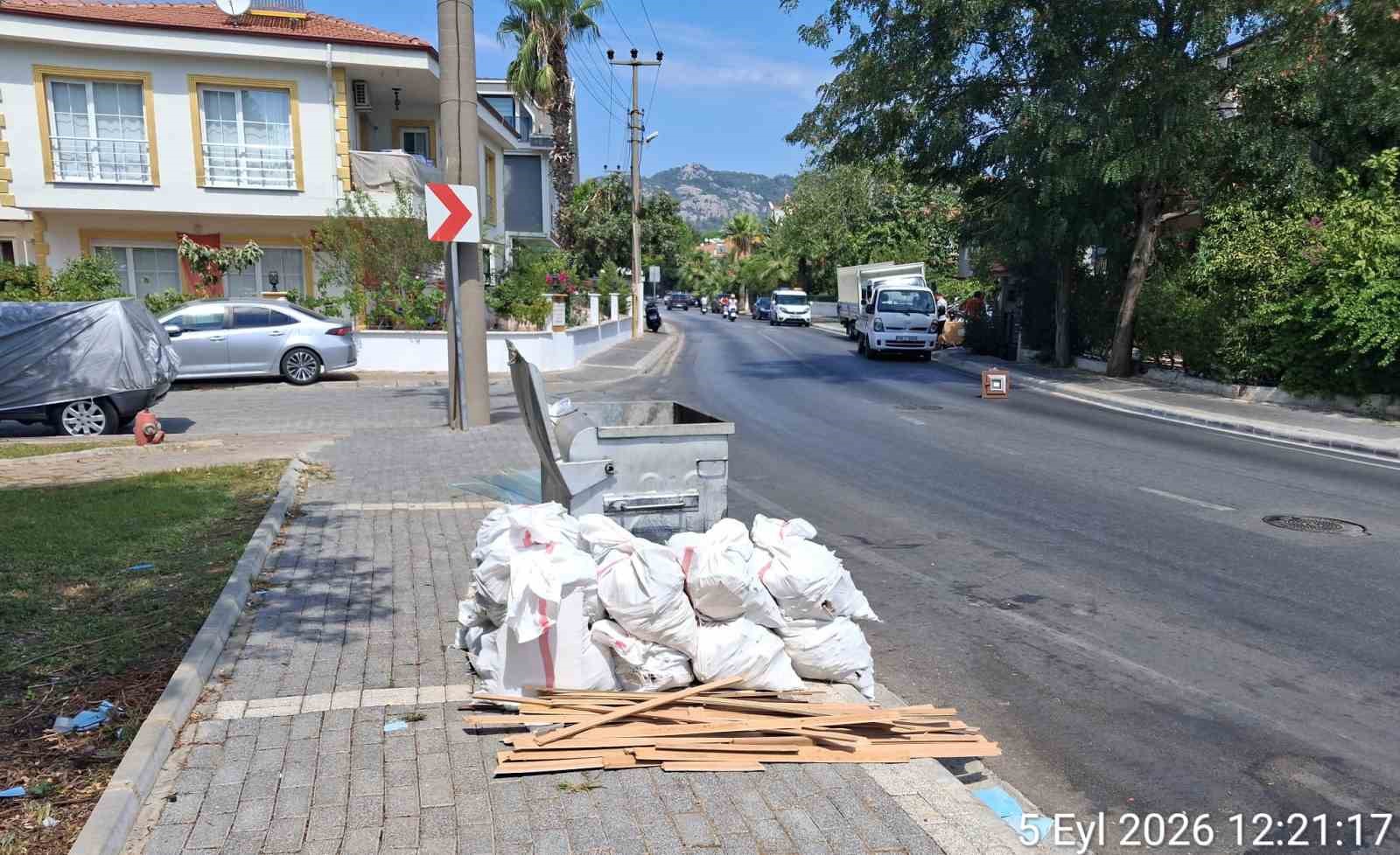 Muğla’nın Marmaris ilçesinde çöp konteynerinin yanına moloz döken bir kişi,