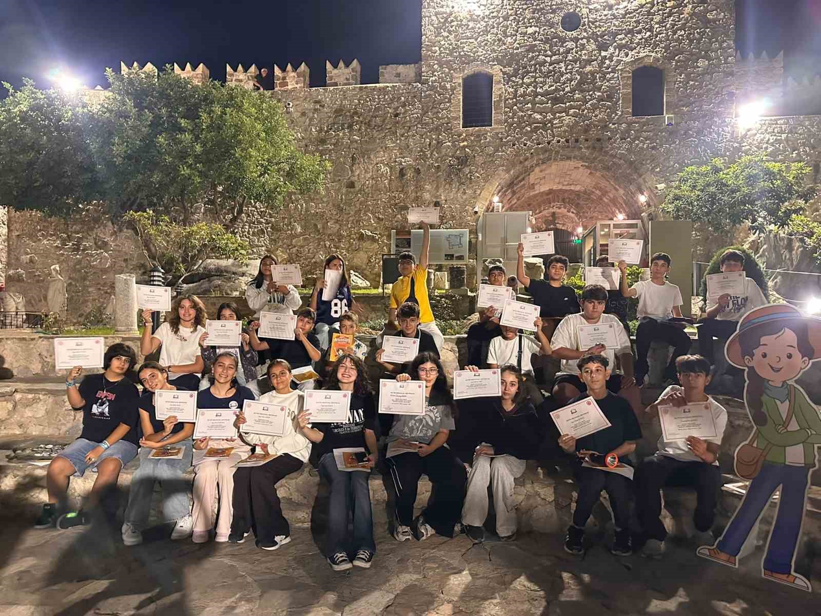 Muğla’nın Marmaris İlçesi Marmaris Evrenpaşa Ortaokulu öğrencileri, Türk Dil Bayramı