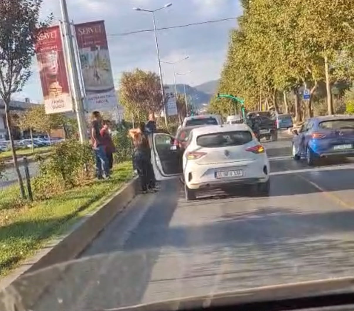 Muğla’nın Menteşe ilçesinde 3 aracın karıştığı zincirleme trafik kazasında araçlarda