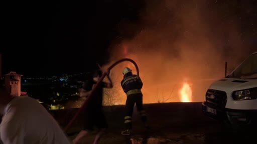 Muğla’nın Menteşe ilçesinde metruk bir evde gece saatlerinde çıkan yangın,