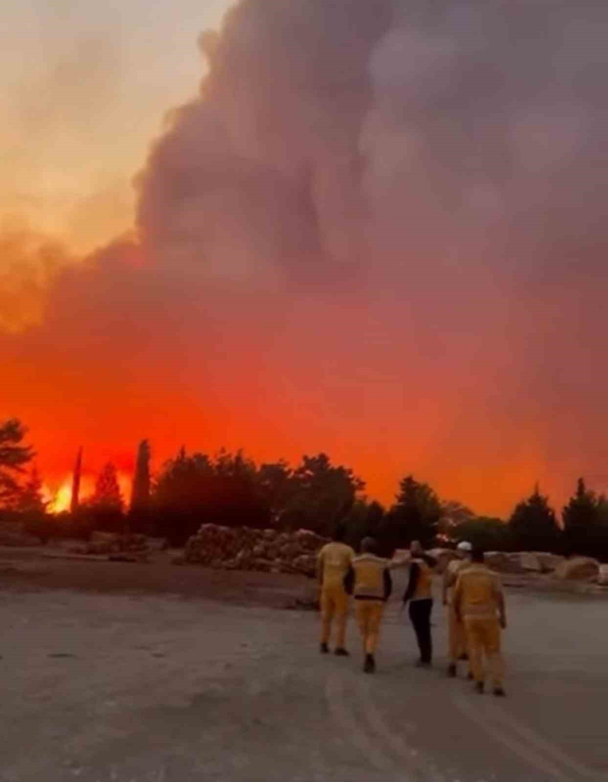 Muğla’nın Menteşe ilçesi Yaraş Mahallesinde başlayan orman yangınına havadan ve