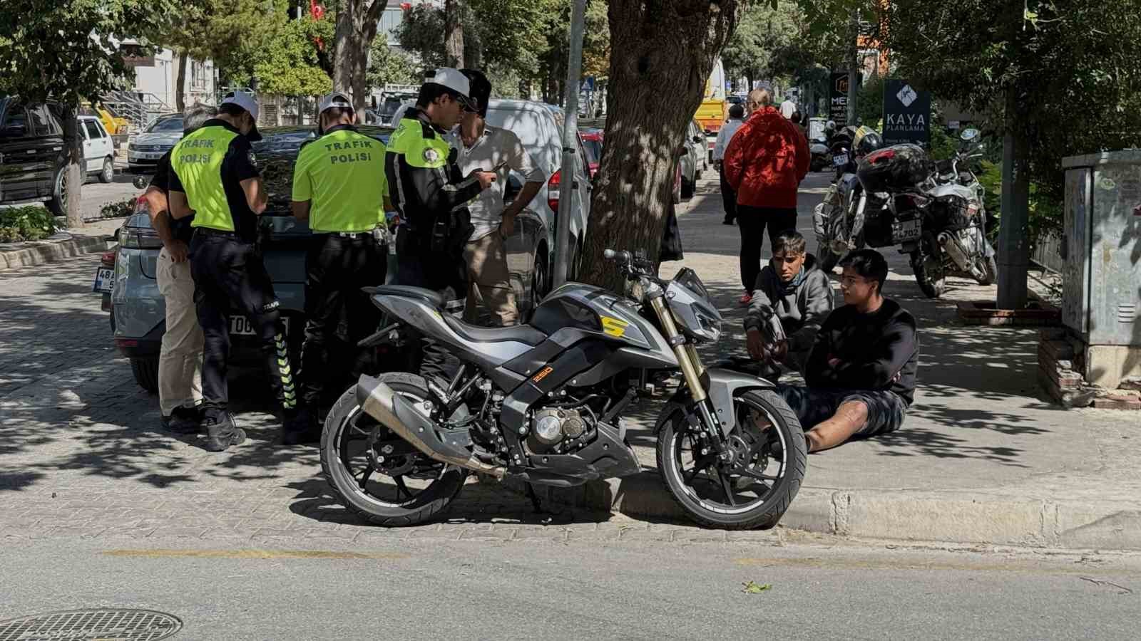 Muğla’nın Menteşe ilçesinde otomobil ile motosikletin çarpışması sonucu meydana gelen