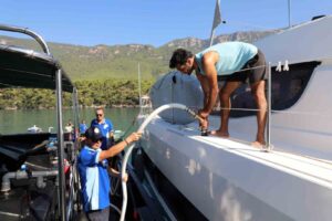 Muğla Büyükşehir Belediyesi, deniz araçlarından kaynaklanan atıkların kontrollü şekilde toplanması
