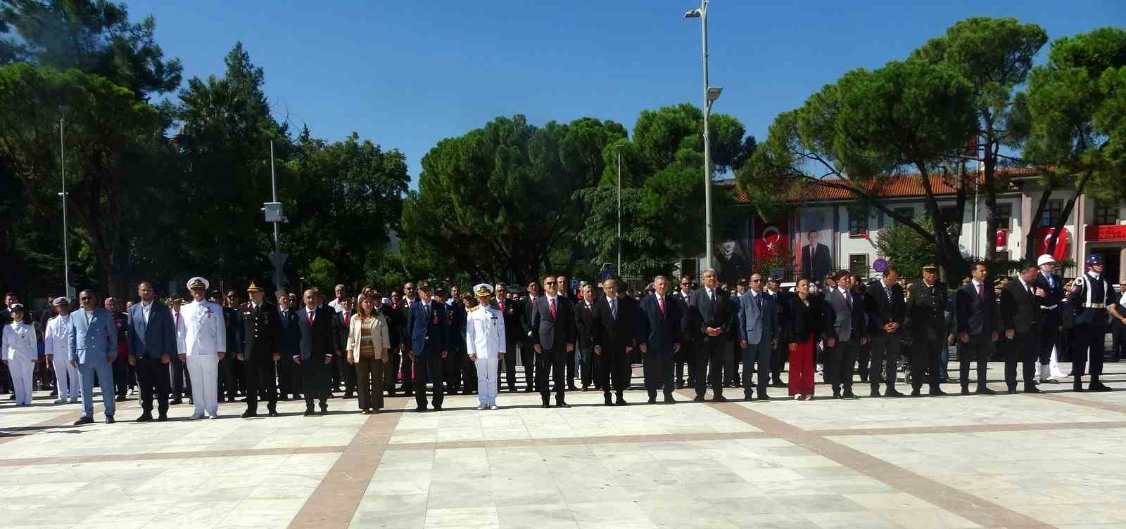 Muğla Cumhuriyet Meydanı’nda 19 Eylül Gaziler Günü dolayısıyla çelenk sunma