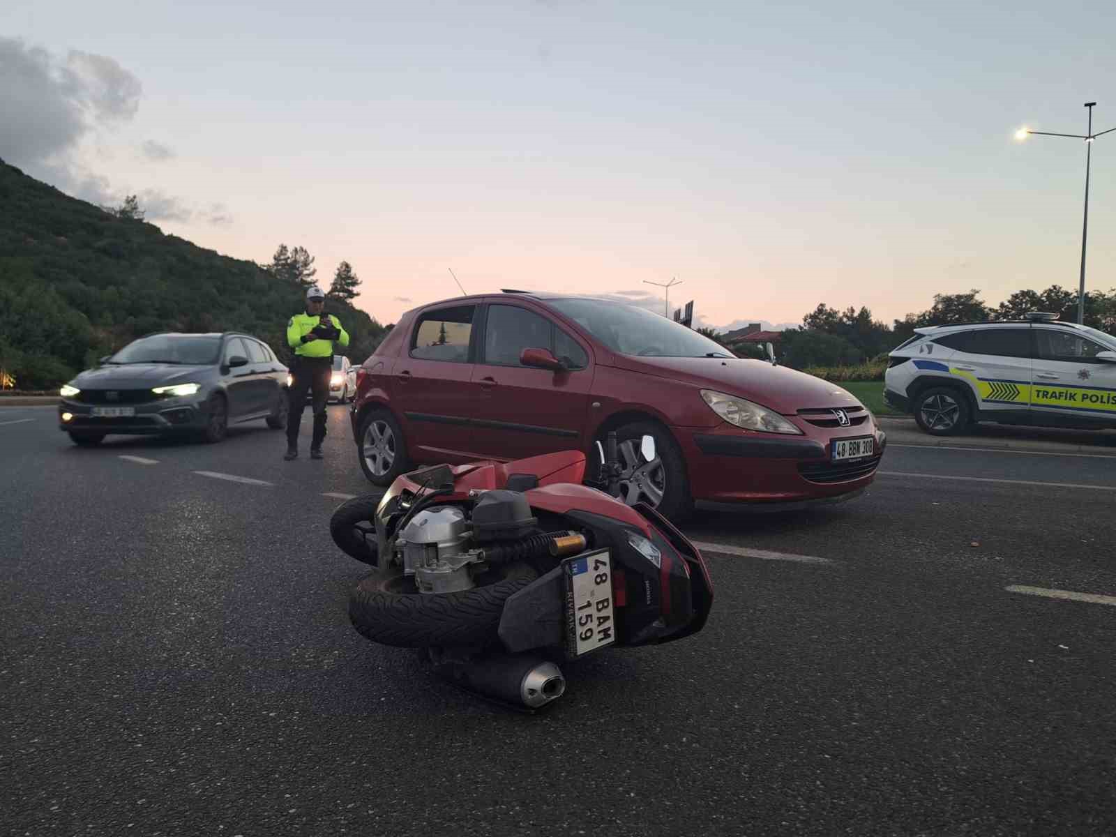 Muğla’nın Menteşe ilçesinde motosiklet ile otomobilin çarpışması sonucu meydana gelen