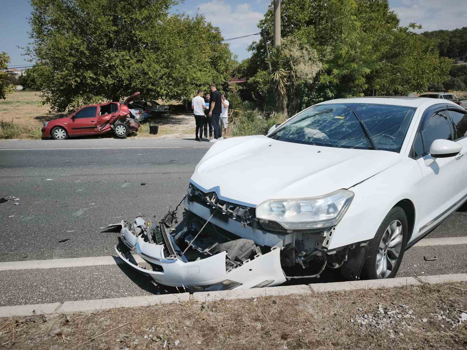 Muğla-Aydın karayolu üzerinde meydana gelen trafik kazasında 2 kişi yaralandı.