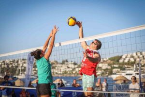 Bodrum Belediyesi tarafından bu yıl ikincisi düzenlenen Plaj Voleybolu Şenliği,