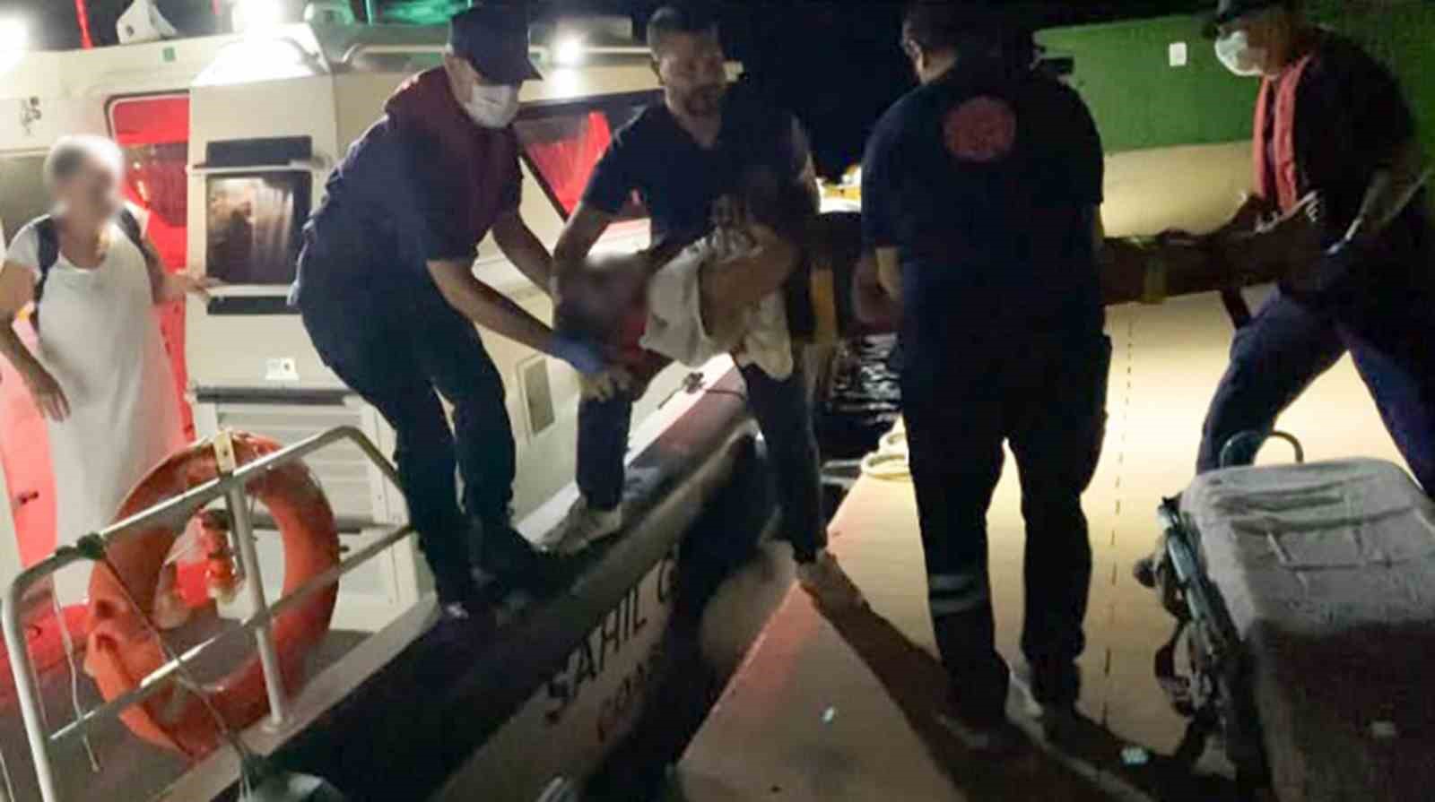 Muğla’nın Fethiye ilçesi açıklarında seyreden özel teknede yaralanan ve Marmaris