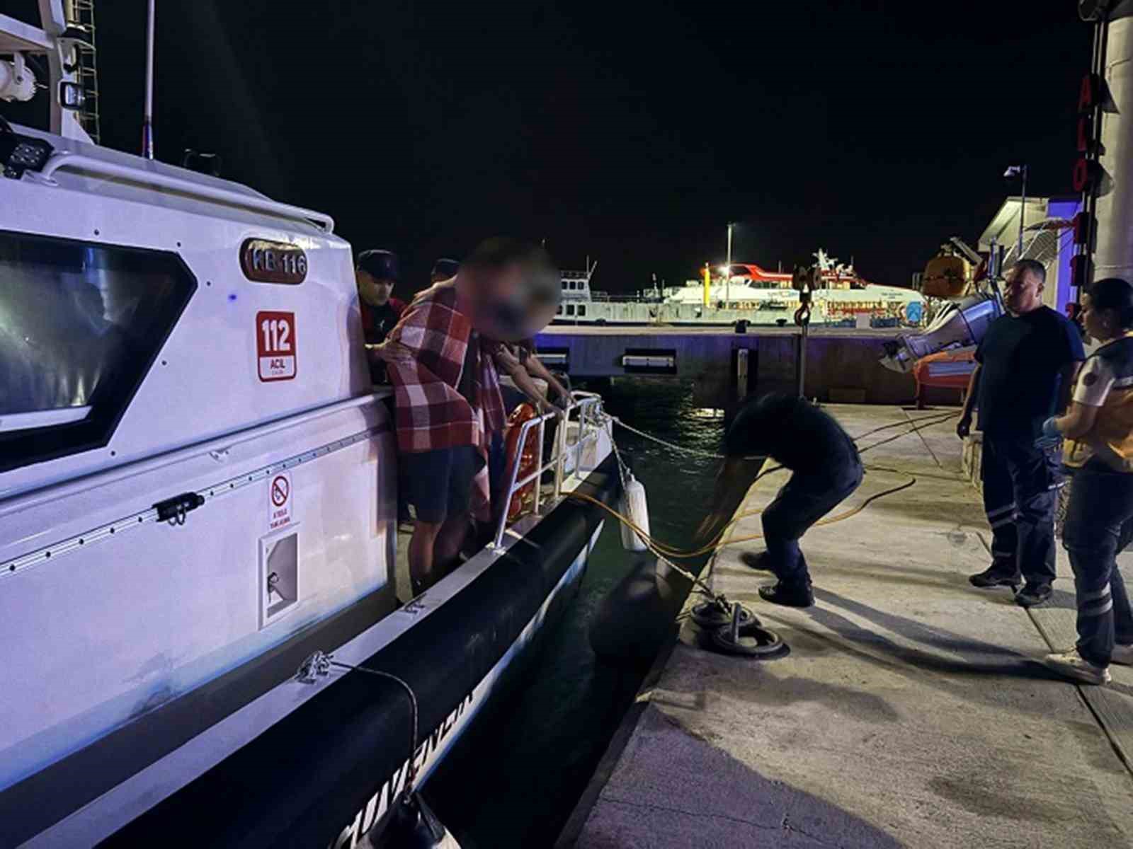 Muğla’nın Marmaris ilçesi açıklarında seyreden ticari teknede rahatsızlanan vatandaş Sahil