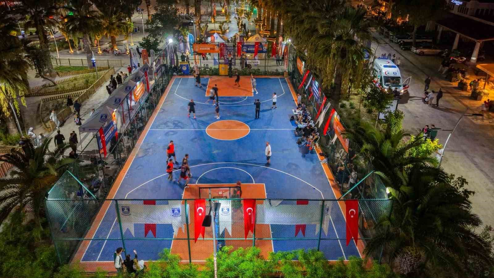 Bodrum’da basketbol heyecanı bu kez sahaya değil, Turgutreis Atatürk Meydanı’na