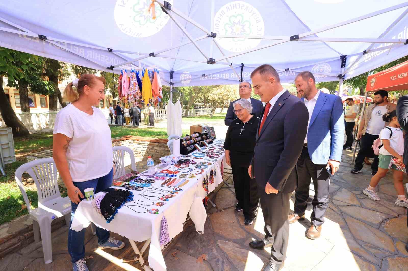 Muğla Valisi Dr. İdris Akbıyık, kadınların el emeği ürünlerini sergilediği