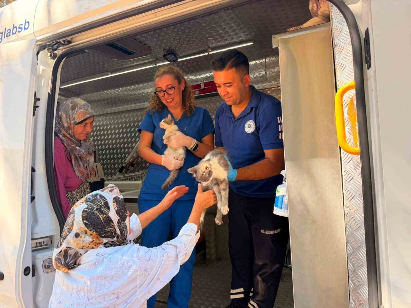 Muğla’nın Menteşe ilçesi Yaraş Mahallesi’nde çıkan orman yangınına tüm ekipleriyle