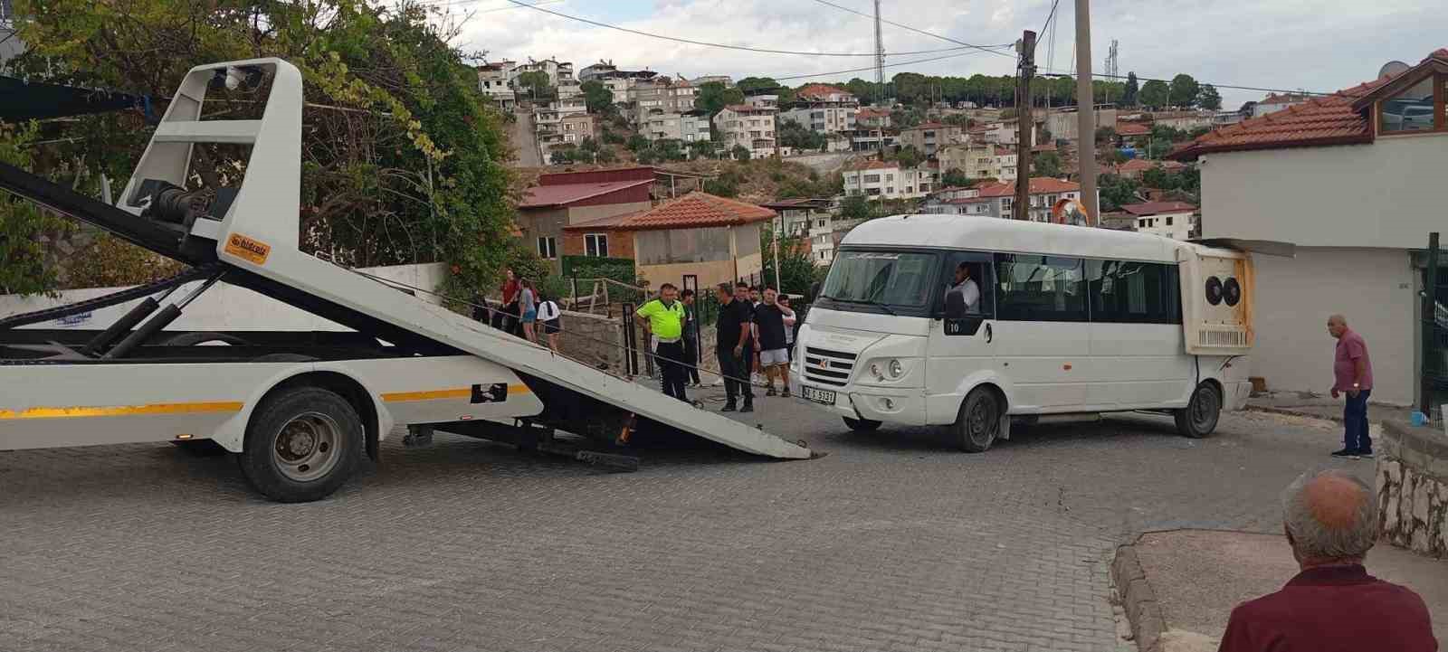 Muğla’nın Yatağan ilçesinde park halindeki minibüsün el freninin boşalması sonucu