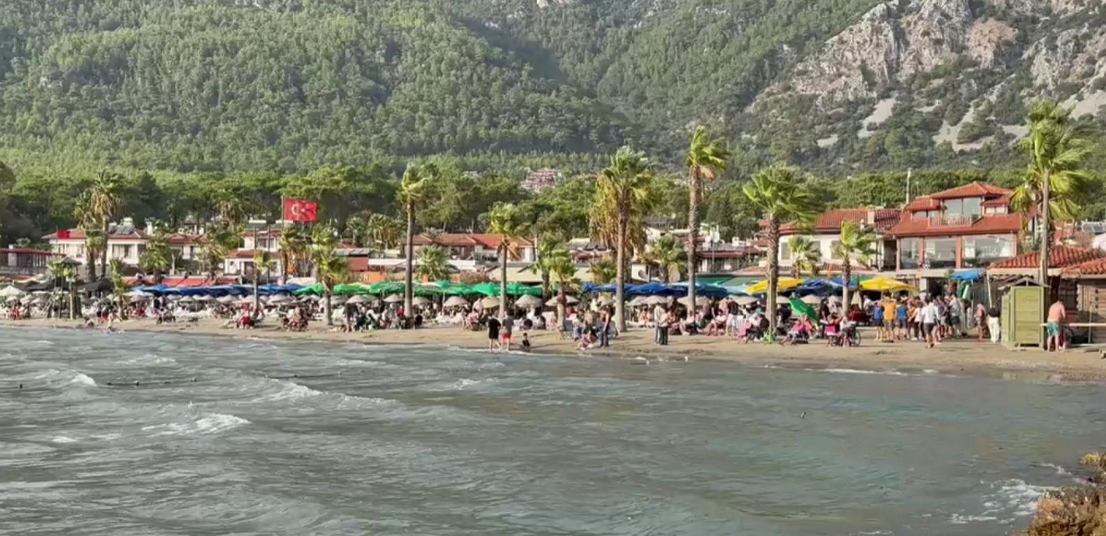 Muğla’nın Ula ilçesindeki turizm merkezi Akyaka, sonbahara rağmen yaz günlerini
