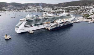 Muğla’nın Bodrum ilçesindeki Bodrum Cruise Port, sabah saatlerinde iki kruvaziyer