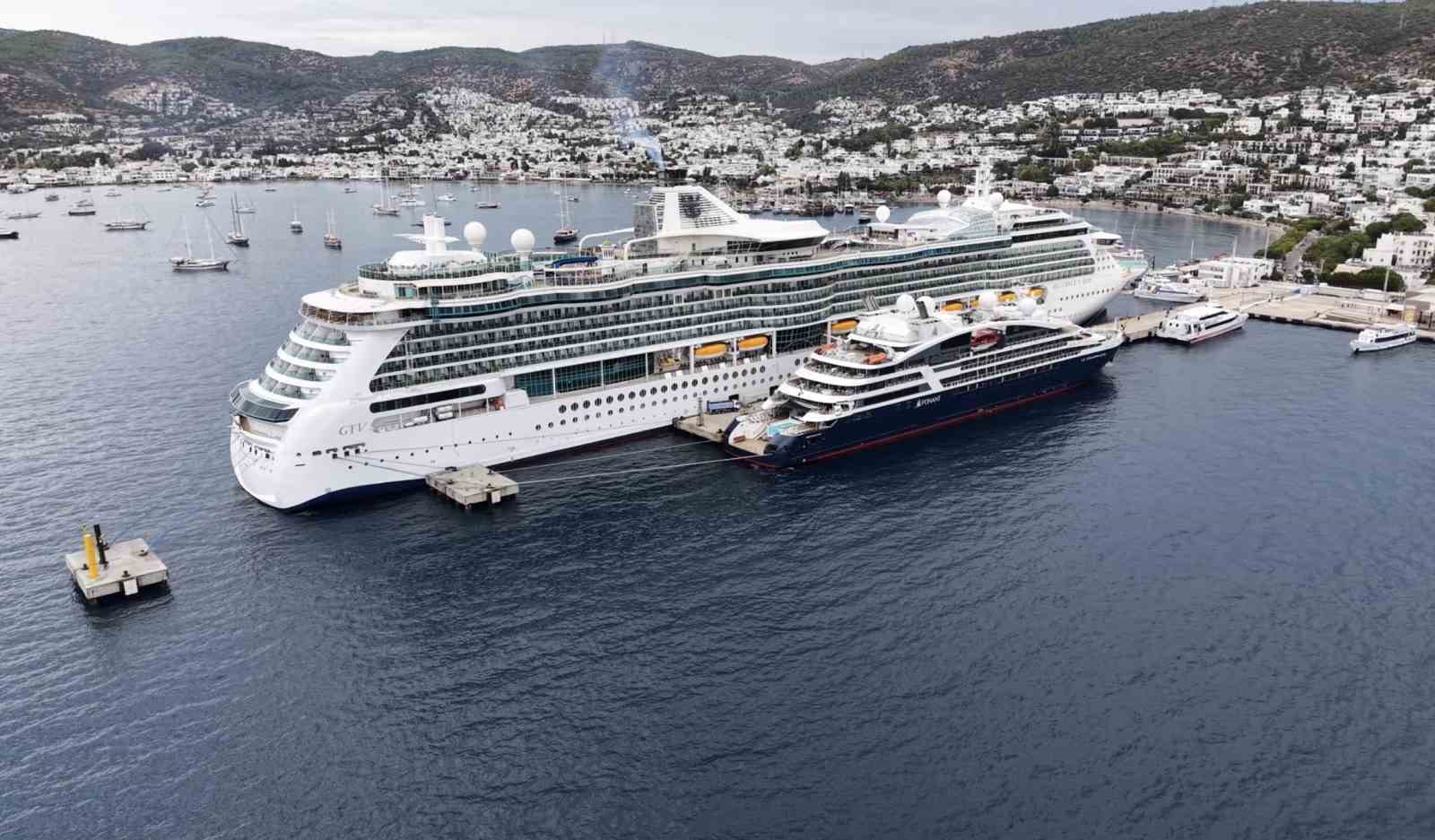 Muğla’nın Bodrum ilçesindeki Bodrum Cruise Port, sabah saatlerinde iki kruvaziyer