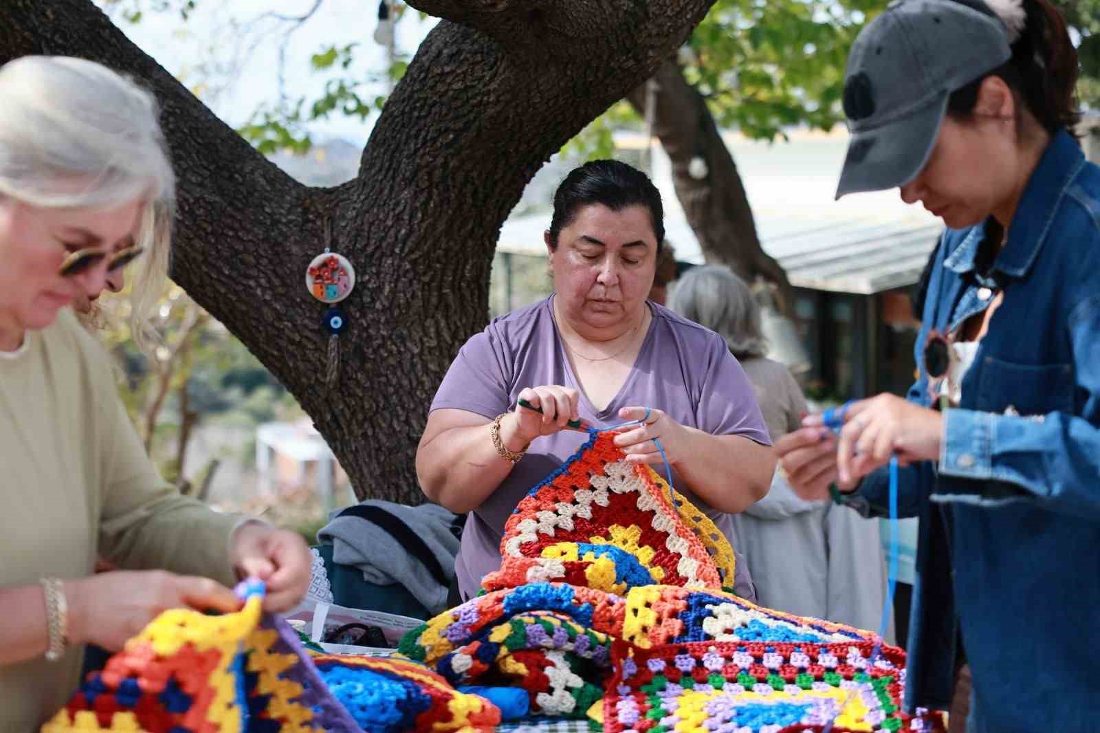 Bodrum’da kadınların bir ay boyunca ördüğü bin 400 rengarenk motif,