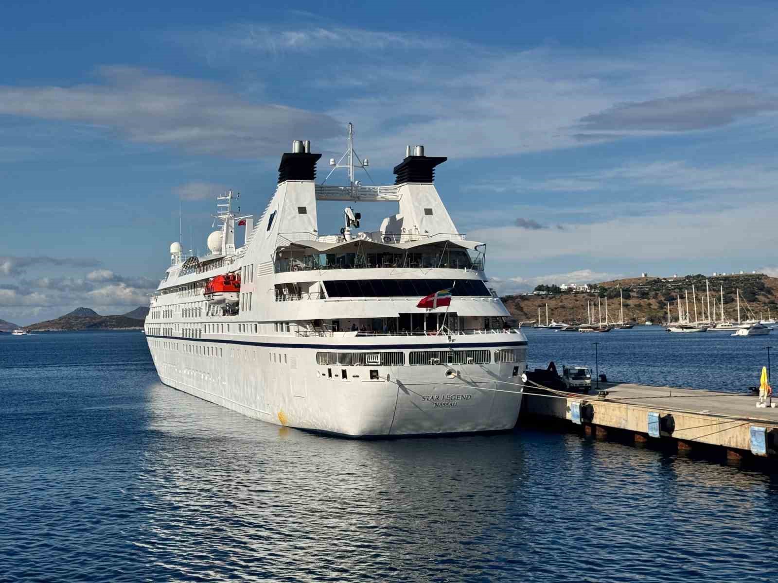 Bahama bayraklı 159 metre uzunluğundaki Star Legend kruvaziyer gemisi, 277