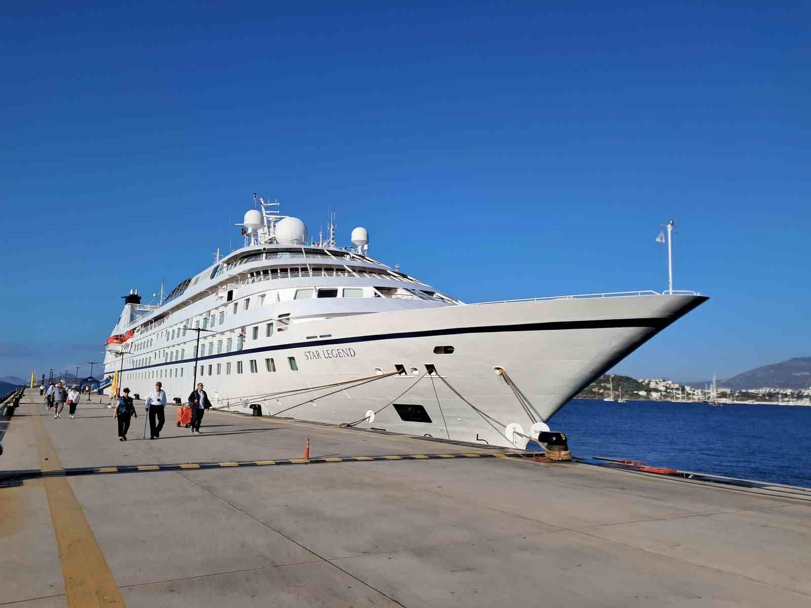 Bahama bayraklı lüks kruvaziyer "Star Legend", 300 yolcusuyla Bodrum’u ziyaret