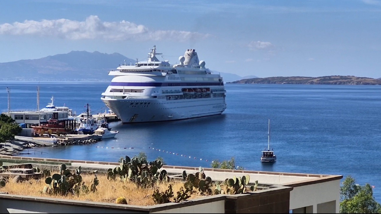 Palau bayraklı kruvaziyer "Astoria Grande", 447 yolcuyla Bodrum’a geldi. Kuşadası