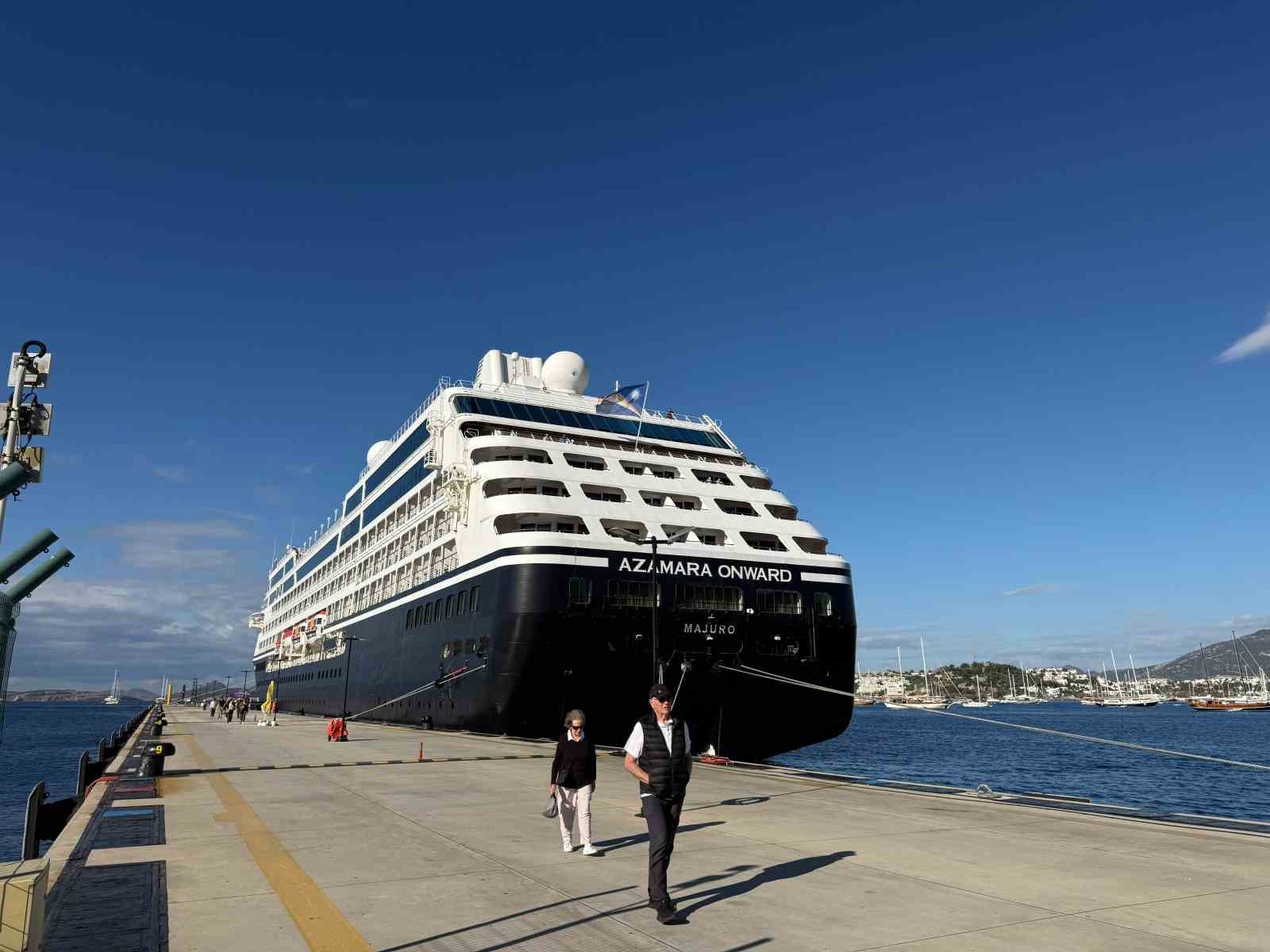 Muğla’nın Bodrum ilçesinde gemi yanaşma iskelesine demir atan Marshall Adaları