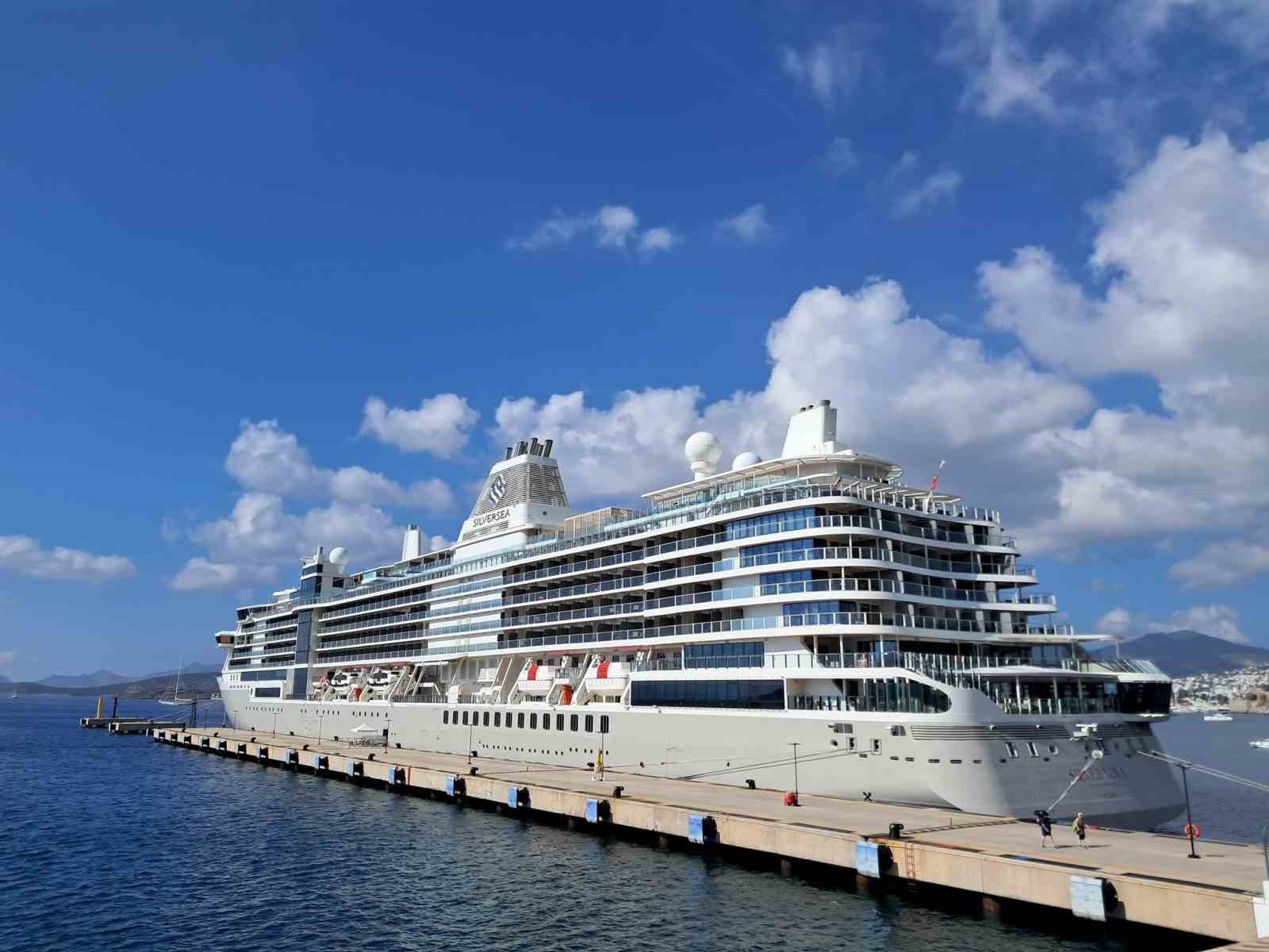 Muğla’nın Bodrum ilçesine gelen Bahamalar bayraklı Silver Nova kruvaziyeri, limana