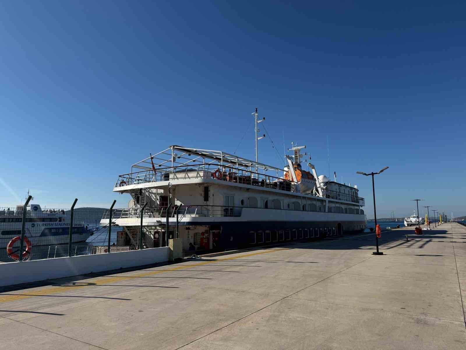 Muğla’nın Bodrum ilçesine gelen Malta bayraklı Athena isimli kruvaziyer, büyük