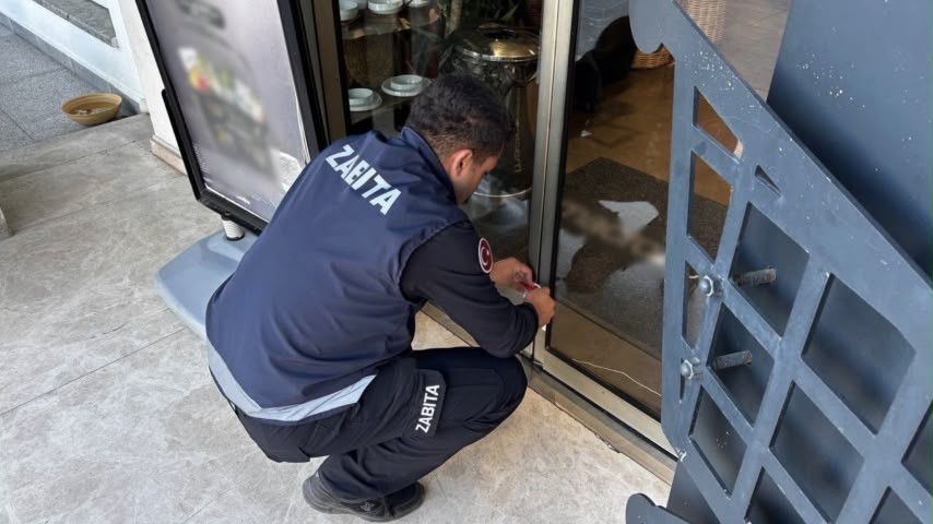 Muğla’nın Bodrum ilçesinde son kullanma tarihi geçmiş ürün sattığı tespit