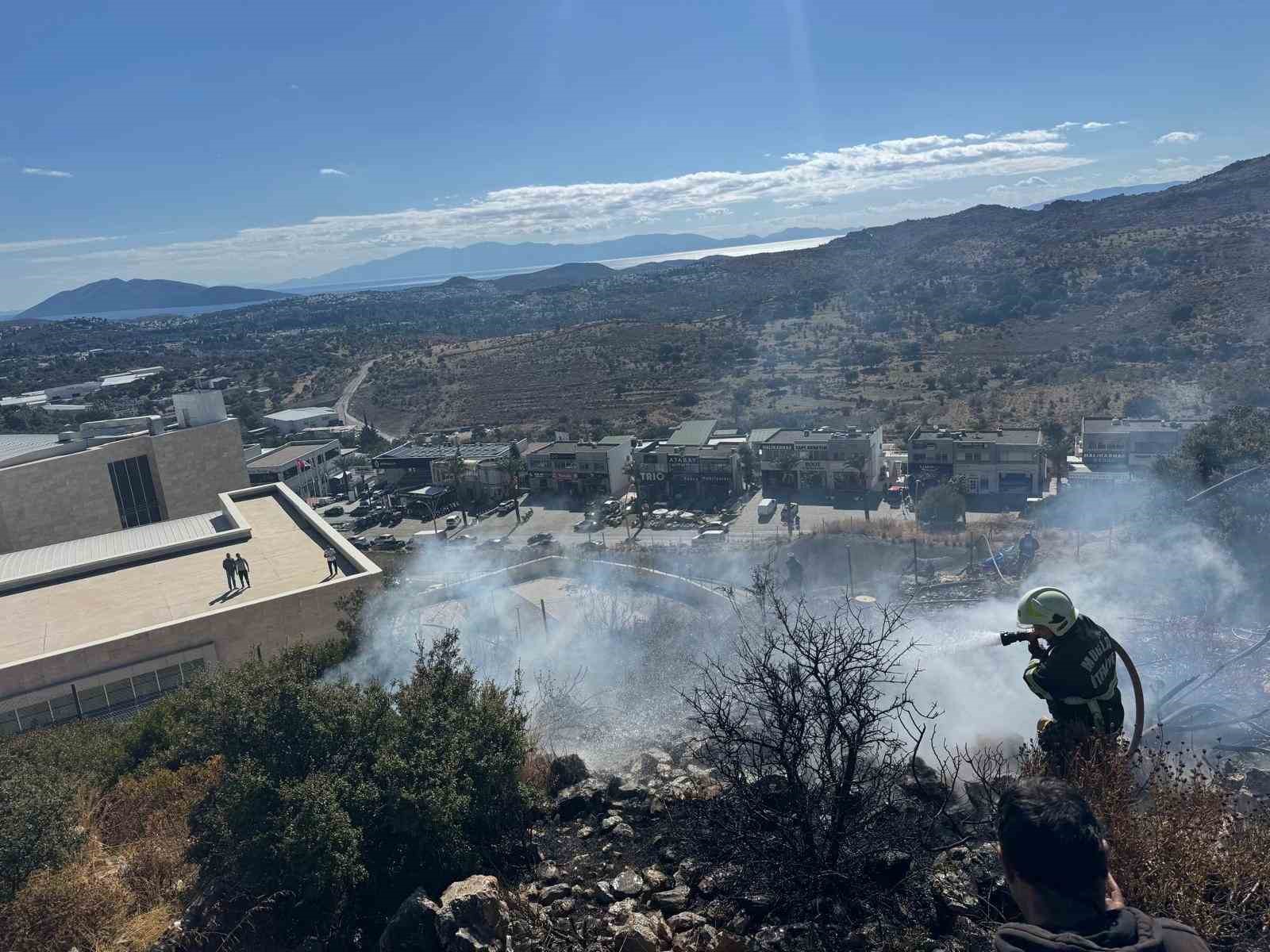 Muğla’nın Bodrum ilçesinde makilik alanda çıkan yangında yaklaşık 200 metrekarelik