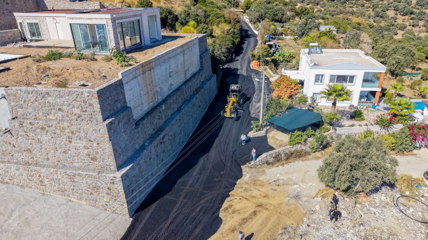 Bodrum’da belediye ekipleri, ulaşım konforunu artırmak ve yolları yenilemek amacıyla