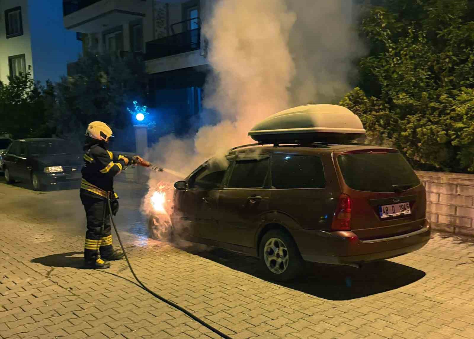 Muğla’nın Dalaman ilçesinde park halinde otomobilde çıkan yangın itfaiye ekiplerinin
