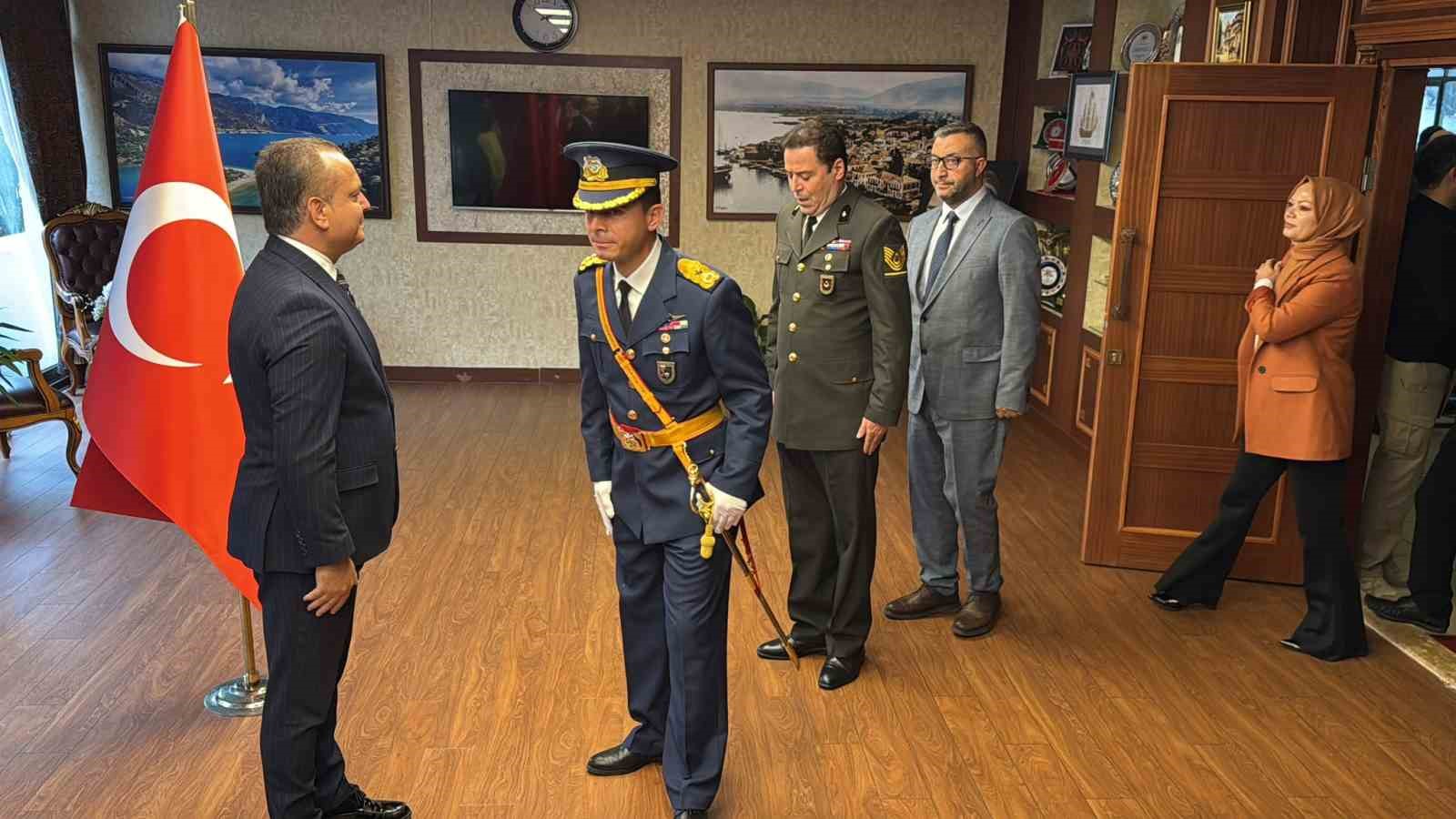 Cumhuriyet Bayramı kutlamaları kapsamında Fethiye Kaymakamı Fatih Akkaya, ilçe protokolüyle