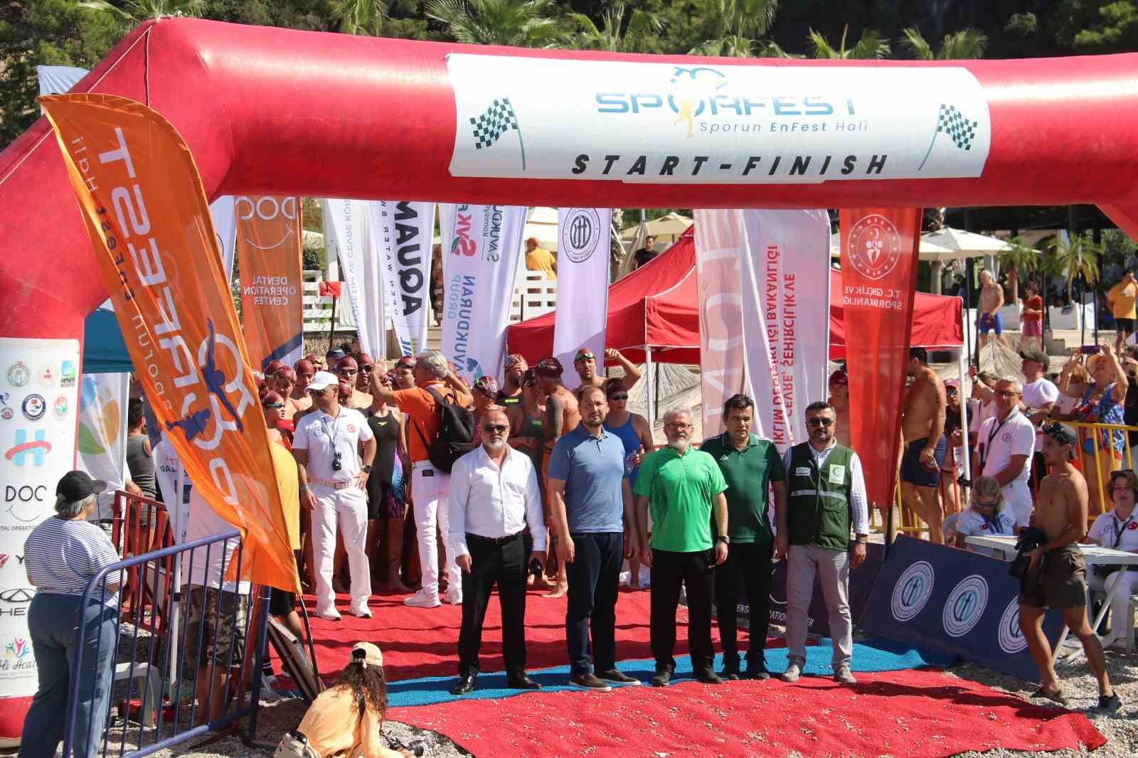 Fethiye Spor Festivali kapsamında Ölüdeniz’de düzenlenen açık su yüzme yarışları