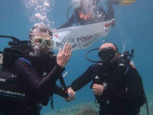 Muğla’nın Fethiye ilçesinde tatile gelen Ömer Faruk İkiz, kız arkadaşı