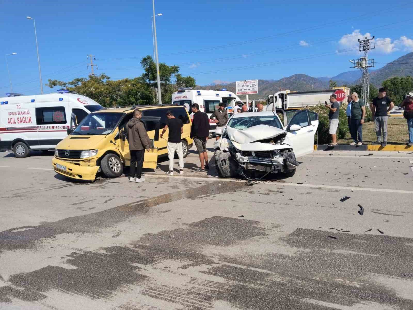 Muğla’nın Fethiye ilçesinde otomobil ile kamyonetin çarpışması sonucu meydana gelen