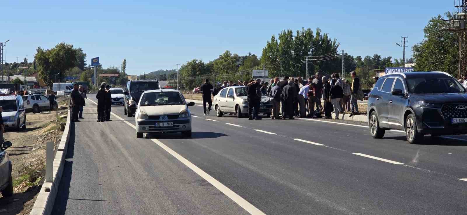 Muğla’nın Seydikemer ilçesinde otomobilin çarptığı 77 yaşındaki Şükrü Uslu, kaldırıldığı