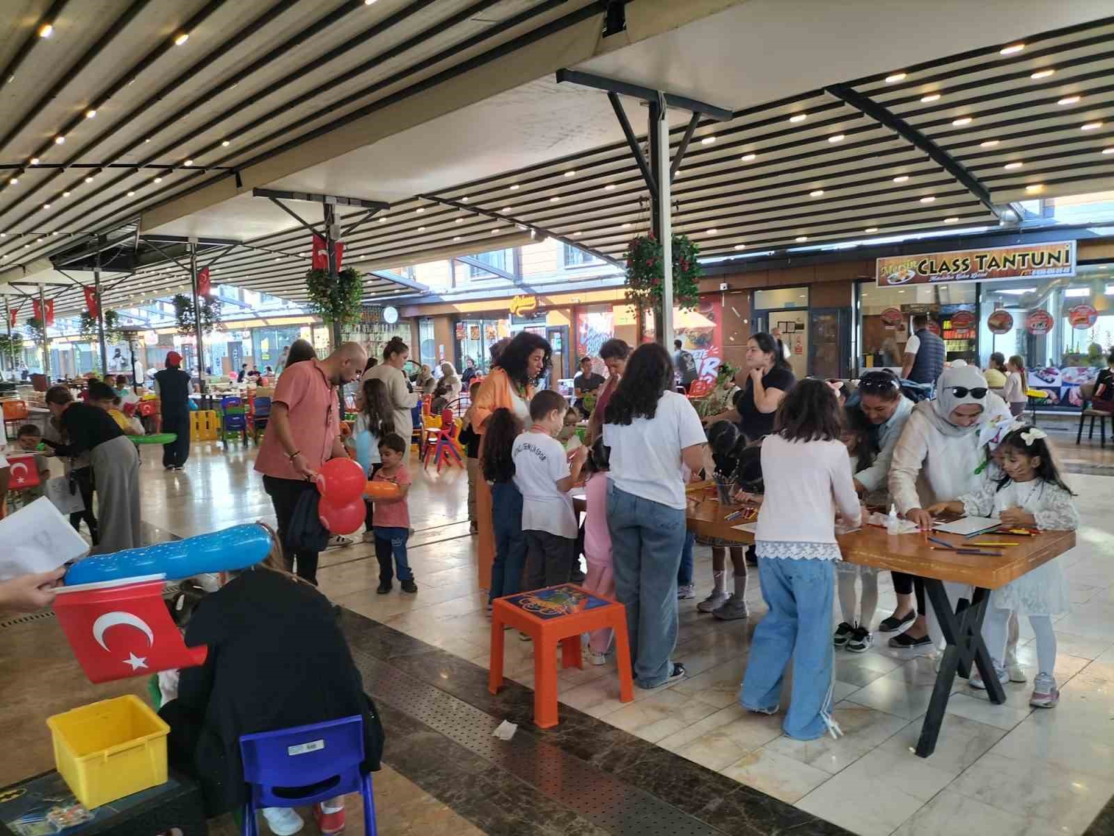 Muğla’nın Köyceğiz ilçesinde çocuklar 29 Ekim Cumhuriyet Bayramı kutlamaları kapsamında