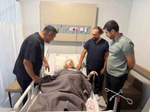 Marmaris Devlet Hastanesi’nde 93 yaşındaki hastaya başarıyla uygulanan katarakt ameliyatı,