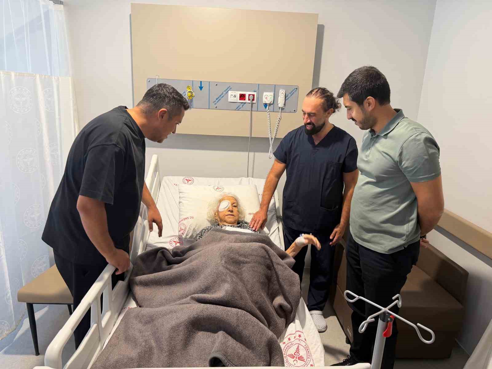 Marmaris Devlet Hastanesi’nde 93 yaşındaki hastaya başarıyla uygulanan katarakt ameliyatı,
