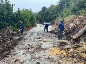 Sağanak yağışa karşı teyakkuza geçen Marmaris Belediyesi ekipleri, ilçede olumsuzluk